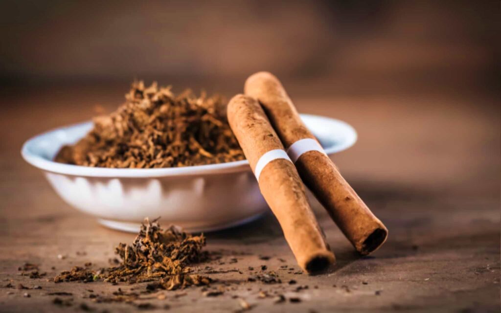Крупный план сигары с оберткой из табака Burley, на которой видны замысловатые прожилки